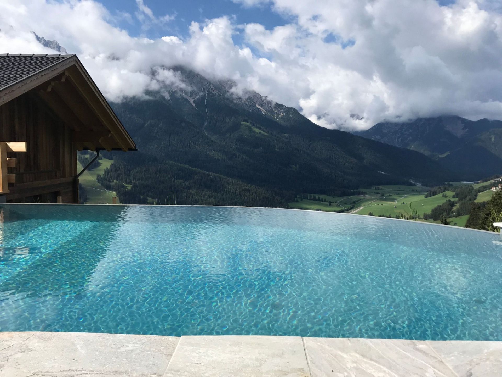 Ein Infinity Pool in Südtirol